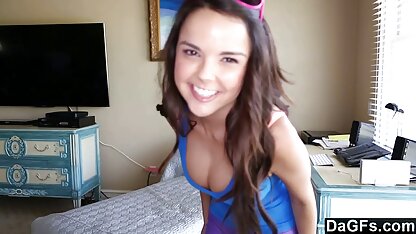 Cụ bà 80 tuổi được vợ chồng người thân tắm cho bà này ﻿sec vang anh không chống cự được, dùng tay túm lấy dương vật ông