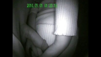 Tôi cho ngón tay vào âm hộ anh sec vang anh cạo sạch lông của mình và bắt đầu chơi với âm vật, tạo ra những âm thanh nghẹn ngào