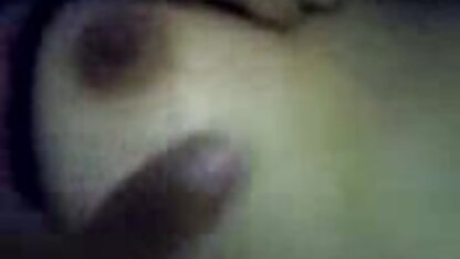 Một cô gái tóc đỏ mũi hếch ngồi trên và giật mạnh một người bạn pichugan, fim sec vang anh cố gắng bú và xuất tinh