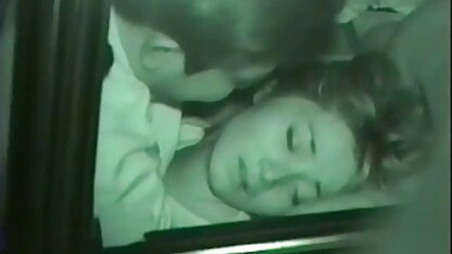 Armene đập một chiếc nigella nóng xem sec hoang thuy linh bỏng trên chiếc ghế sofa cũ kỹ, dùng xúc xích cứng đâm vào giữa hai chân cô