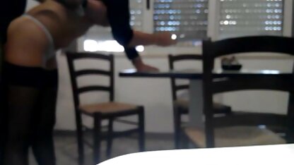 Từ một cơn cực khoái mạnh mẽ, cô cắn chặt tấm chăn và di chuyển âm hộ của mình đến dương vật phimsec vanganh