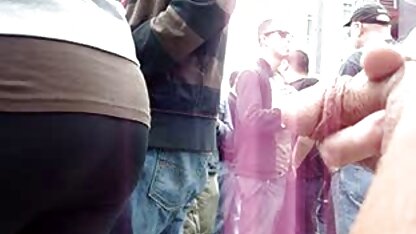 Cảnh sát phụ nữ đánh nhau với một cựu tù nhân mà cô ấy gặp khi làm bảo xem phim sec nhat ky vang anh vệ trong nhà tù