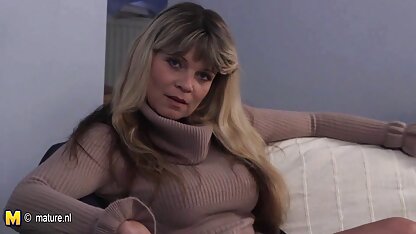 Anh ta làm ướt bàn tay của mình trong miệng của một con pim sec hoang thuy linh điếm say rượu và đẩy một bàn chải lười biếng vào mông của một con điếm kiểu doggy