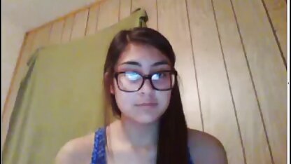 Cái nhìn ngạc nhiên và cặp vú bự, xem xem sec vang anh qua webcam, tự dán một miếng cao su vào mình