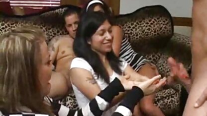 Homunculus đang phim sec thuy linh ngủ, với núm vú bị đâm thủng từ dưới tấm phủ, bị một gã hàng xóm theo dõi qua cửa sổ