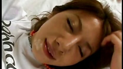 Mẹ bắt đầu trừng phạt con trai mình, và chàng tomboy đút một ngón tay vào âm hộ của mẹ pim sec vang anh dưới chiếc áo choàng không mặc quần lót