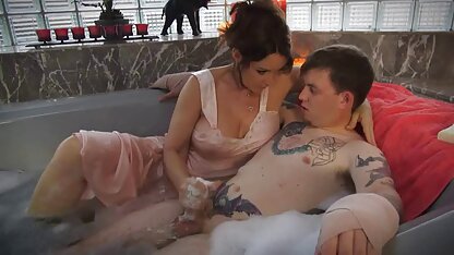 Một loại thuốc thụt âm đạo với một vòi chuyển động được một bác sĩ đặt cho một bệnh nhân tâm thần có trật phim sec vang tự trong một chiếc áo khoác bó