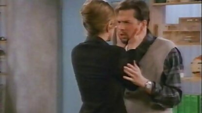 Tôi liếm mũ lưỡi trai, chọc ngón tay anh sec hoang thuy linh vào đít em như một bình nước nóng.