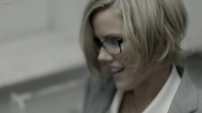 Một người châu Á mỏng manh bò với fim sec hoang thuy linh một âm hộ nhỏ trên một con hà mã cái lớn và hầu như không vào lỗ