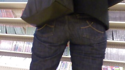 Anh sem sec vang anh ta đá con chó cái ra như một con mực nang, túm tóc và cắm một miếng gai dày vào lỗ sau