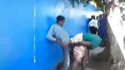 Cô gái nghịch ngợm chế giễu một người đàn ông đóng vai, cởi quần lót của mình và vẫy âm hộ cạo trọc trước mặt anh ta đang nhìn phim sec hoang thi linh vào TV