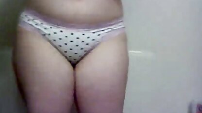 Cô nhắm hoangthuylinhsec chặt mắt lại và bắt đầu bú cặc, dùng tay day day hai hòn dái và dùng ngón tay ngoáy âm hộ.