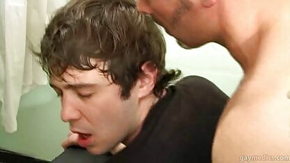 Người đàn ông cởi quần áo con gà của anh ta làm cho cô ấy một Cooney ngoạn mục và bắt cô ấy anh sec vang anh bú con cặc to lớn của anh ta, con chó cái liếm hậu môn của anh ta, anh ta đụ cô ta thật mạnh vào miệng và đít bằng con cặc sừng của anh ta và hoàn thành một cách thô bạo trong miệng cô ta